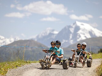 Familie beim Mountaincartfahren am Erlebnisberg Watles