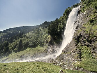 Wasserfall im Berg bei Tag