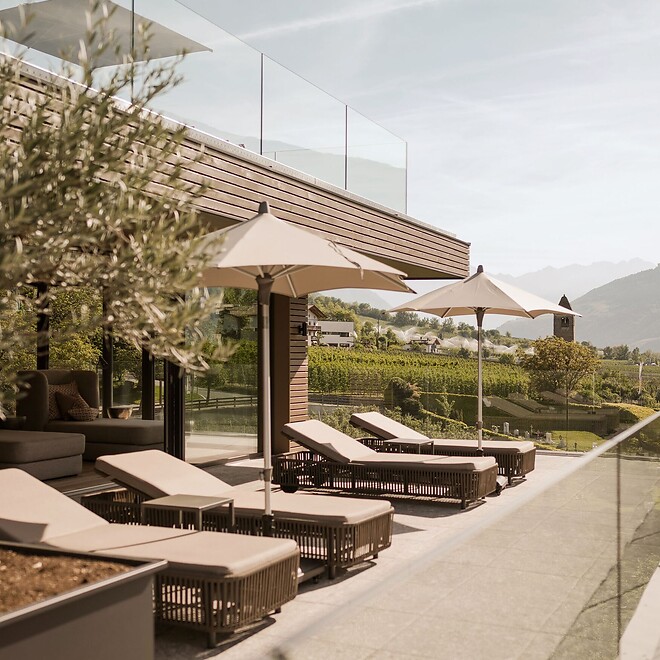 Terrazza solarium con lettini e vista panoramica