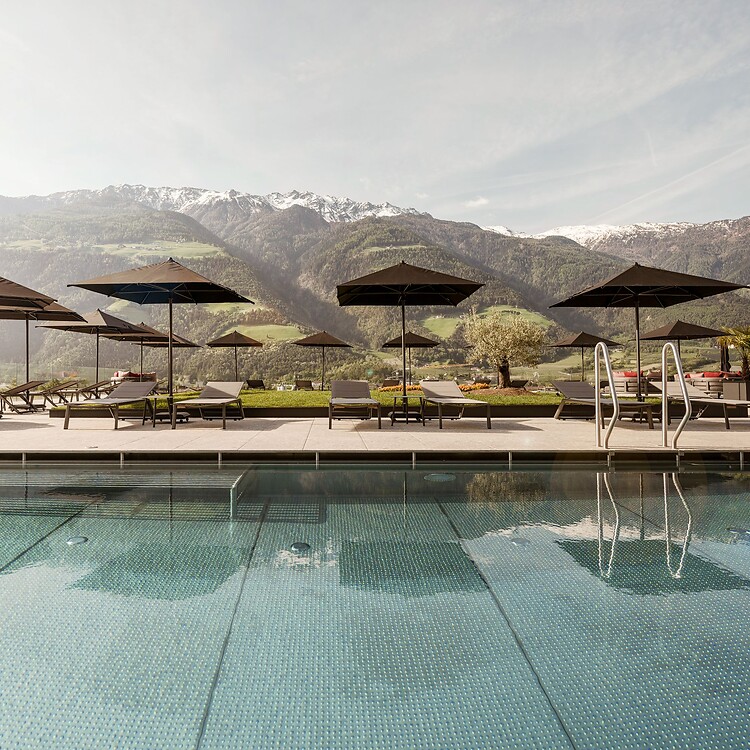 Sky Infinity Thermalwasser-Pool mit Bergblick