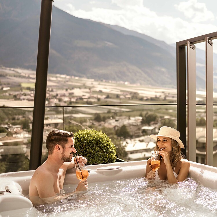 Frau und Mann im Private Whirlpool am Zimmer