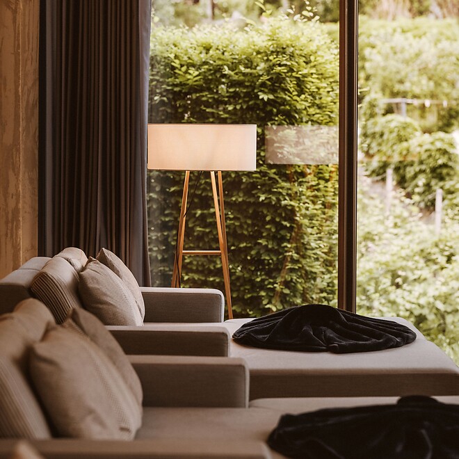 Lettini nella sala relax con panorama sul giardino