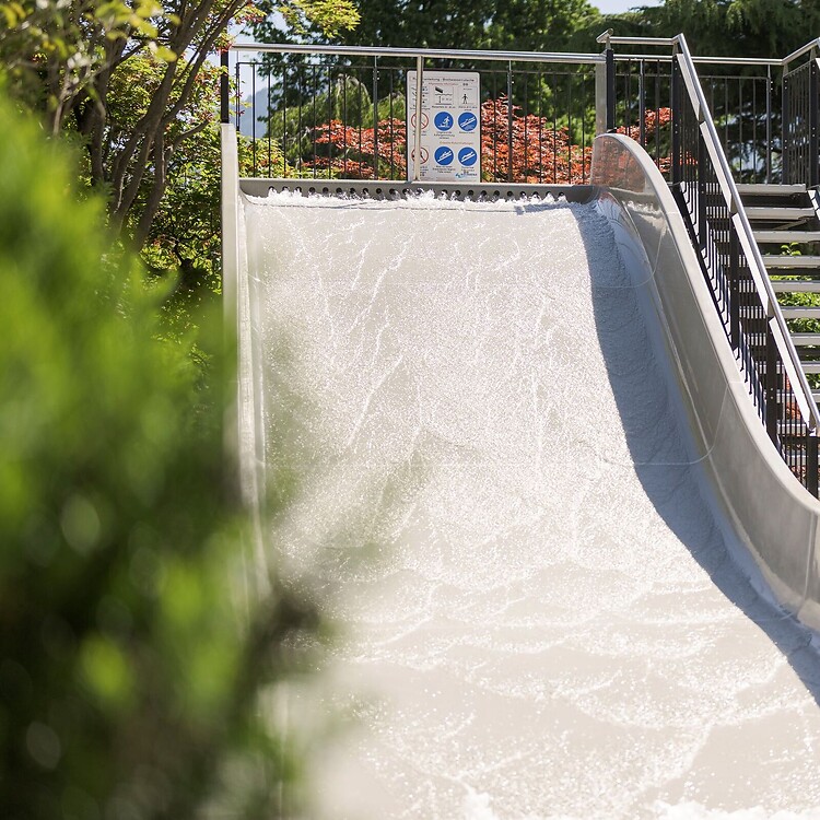Scivolo a onde nel giardino dell'hotel per il divertimento in famiglia