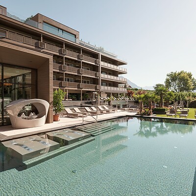 Piscina avventura all’aperto per famiglie nel giardino dell’hotel
