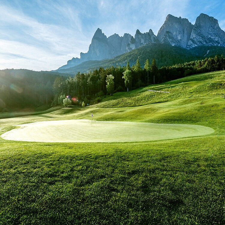 Campo da golf con vista sulle Dolomiti