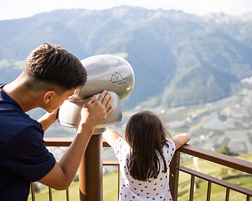 Kinder mit dem Fernrohr am Naturnser Sonnenberg