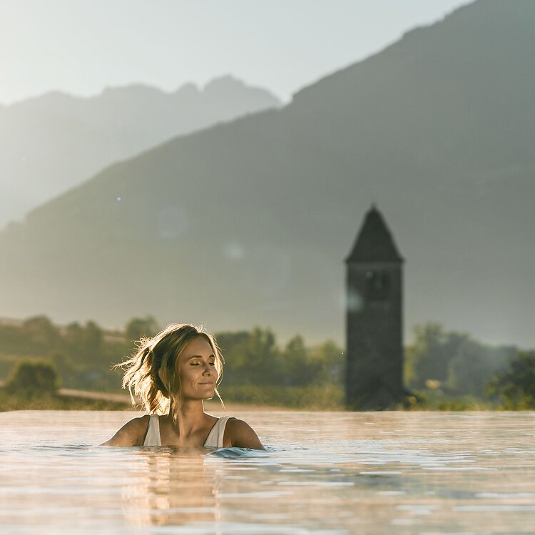 Frau im Infinity Sky Pool mit Aussicht