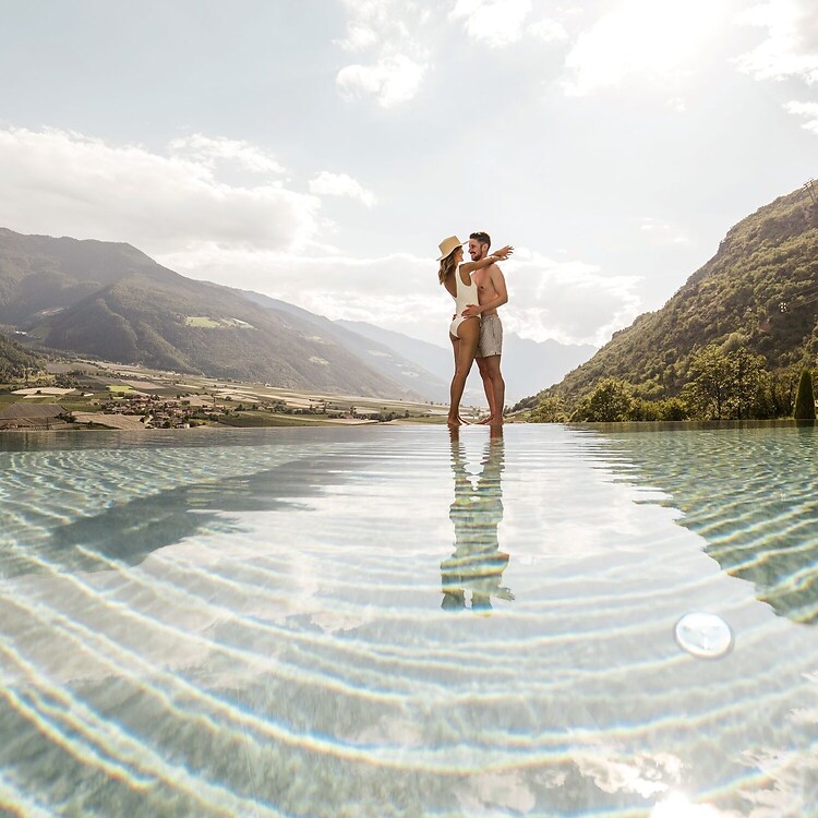 Frau und Mann am Infinity Sky Sport Pool