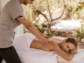 Frau entspannt bei einer Massage im Garden Spa