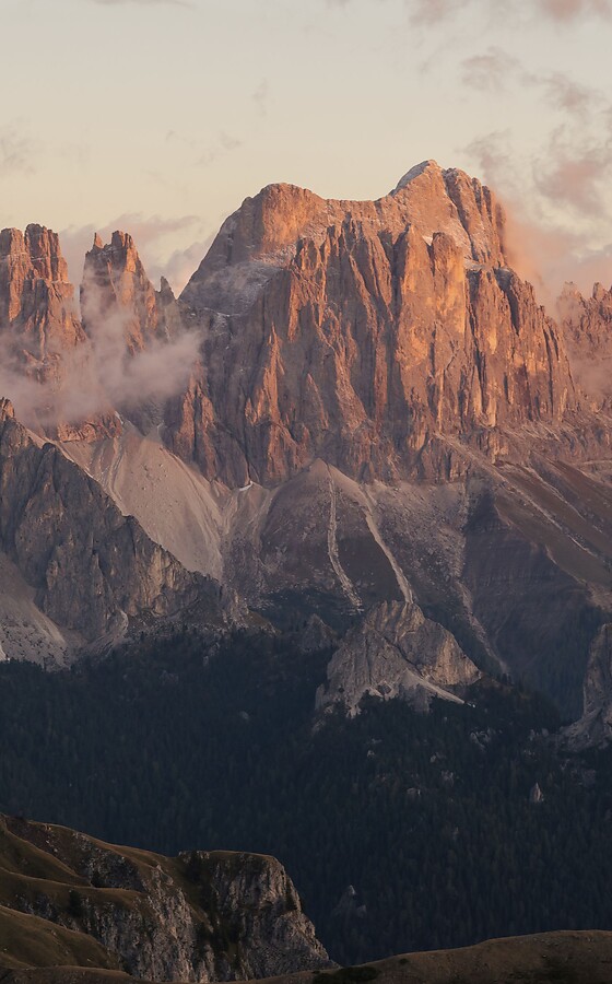 Dolomiten in rötlicher Abendsonne 