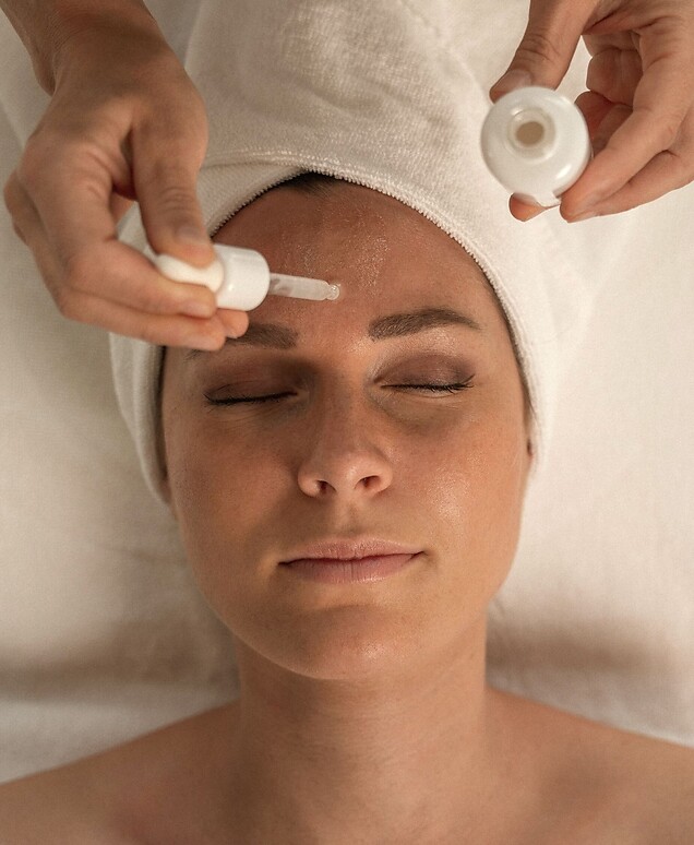 Frau entspannt bei einer Gesichtsbehandlung