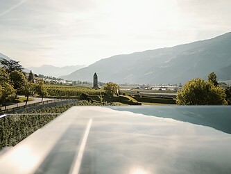 Sky Infinity Pool mit Aussicht auf die Kirche