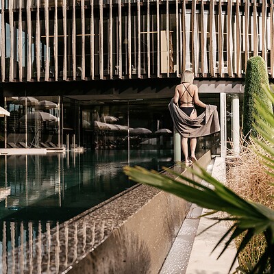 Frau geht am Rand des Infinity Sportpool entlang