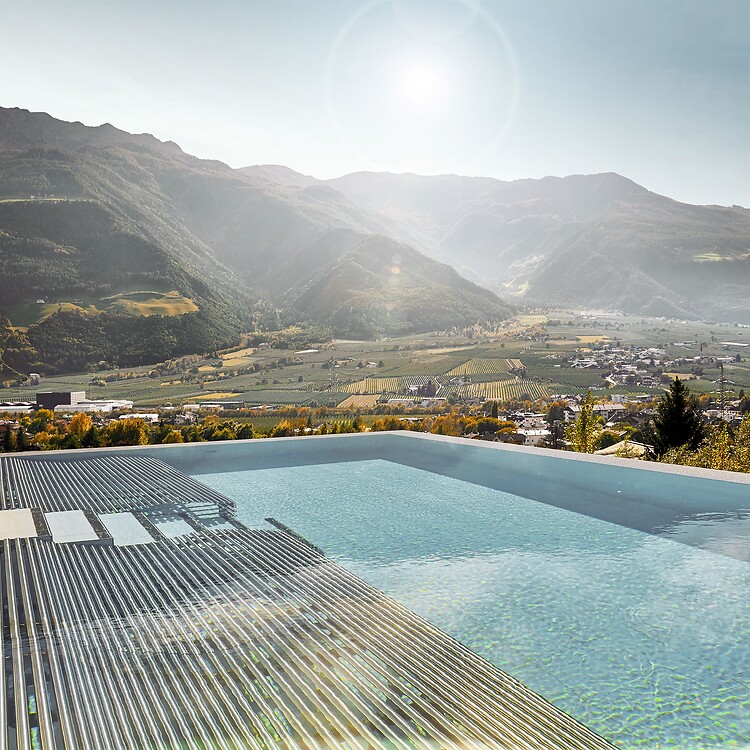 Sky Sole Pool mit Aussicht auf die Berge