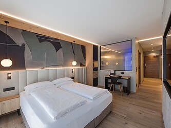 Modernes Familienzimmer mit getrennten Schlafbereichen