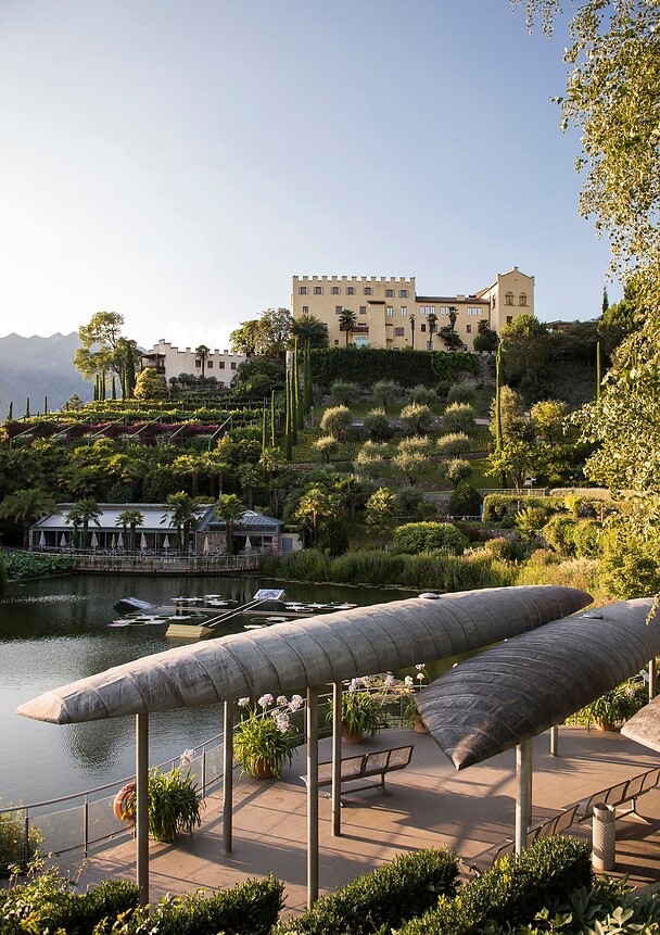 Schloss Trauttmansdorff mit blühenden Gärten bei Abendsonne