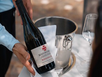 Kellner serviert dem Gast den hoteleigenen Wein