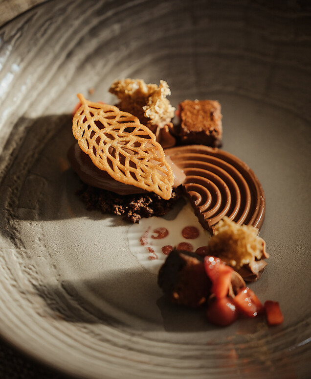 Dessert von der Schokolade mit frischem Sorbet von der Himbeere