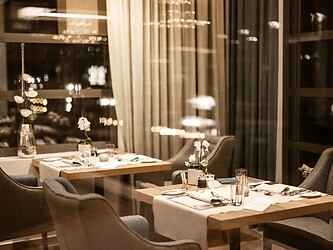 Gedeckter Tisch für das Abendessen im Hotel Alpiana