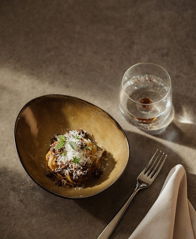 Teller mit Gourmet-Nudeln im Restaurant