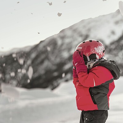 Mädchen in Skianzug auf Skipiste im Berg