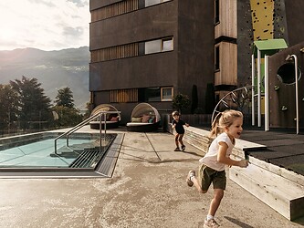 Kinder laufen durch den Outdoor Spielplatz