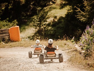 Kinder beim Mountainkart fahren