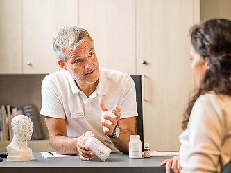 Frau wird von medizinischem Facharzt individuell beraten