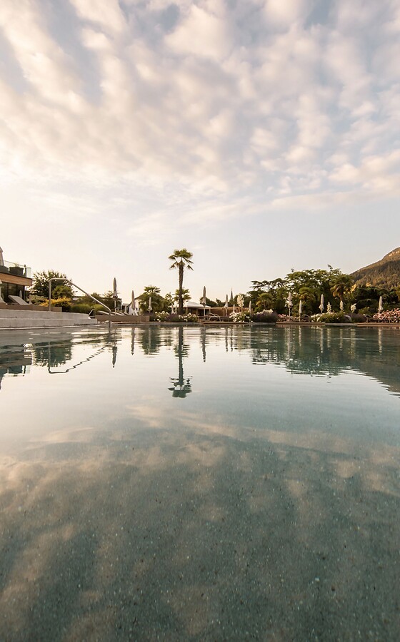 Uomo e donna in abiti da matrimonio al ricevimento con champagne