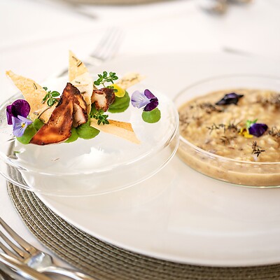 Piatto gourmet decorato con funghi e fiori