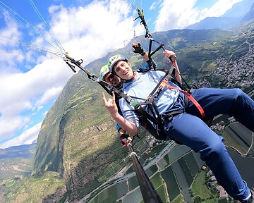 Membro dello staff durante un volo in tandem: evento Dolce Vita
