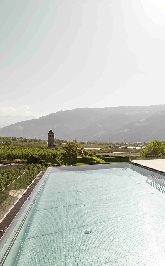 Sky Infinity Pool mit Gartenterrasse und Bergblick bei Sonnenschein