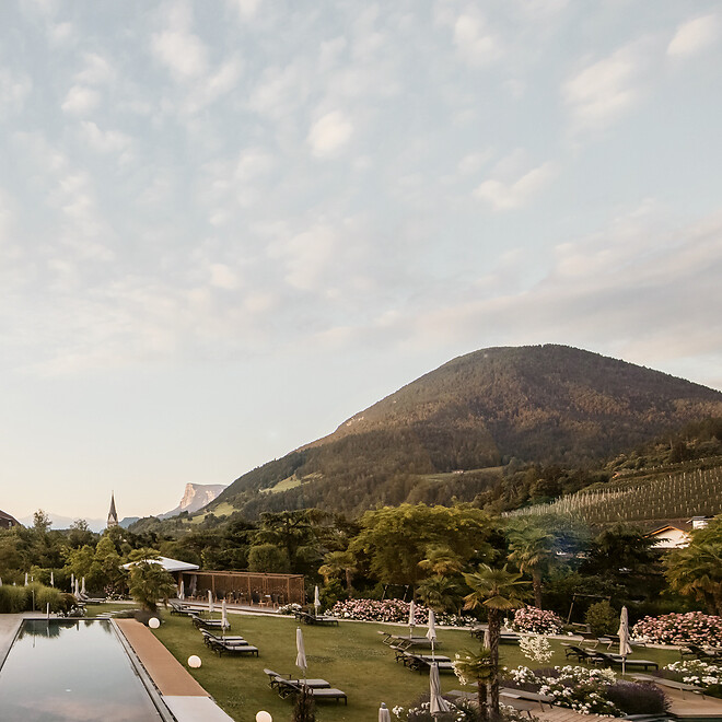 Infinity Outdoorpool und mediterraner Hotelgarten