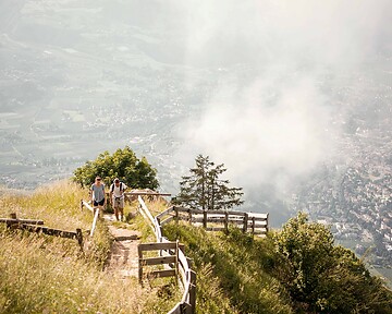 Wandern am Meraner Höhenweg mit Blick über das Meraner Land