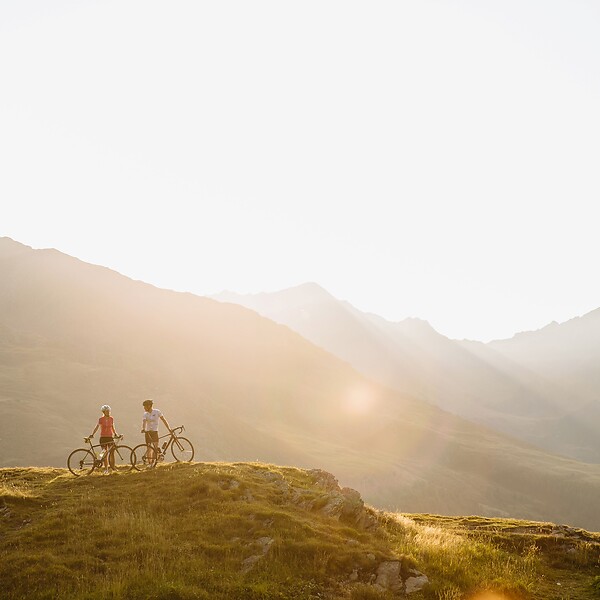 Rennradfahren mit Ausblick und bei Sonnenaufgang