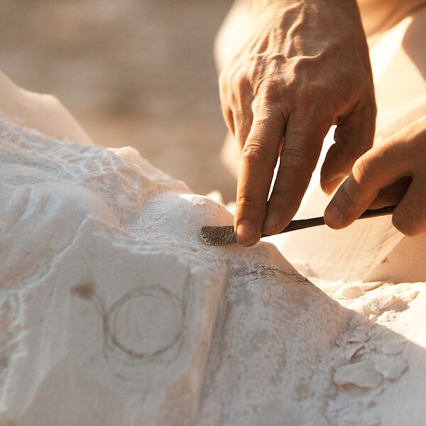 Mann bearbeitet den Laaser Marmor