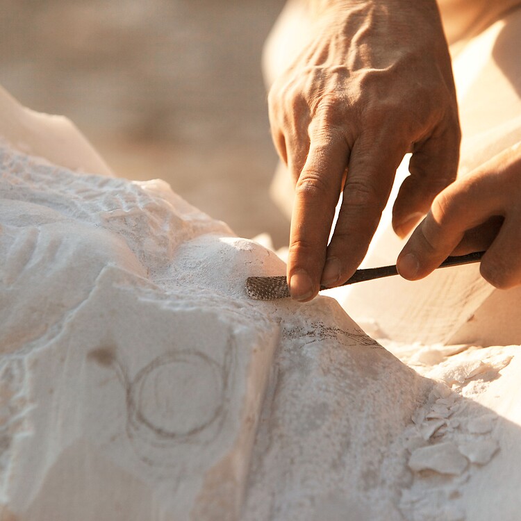 Mann bearbeitet den Laaser Marmor