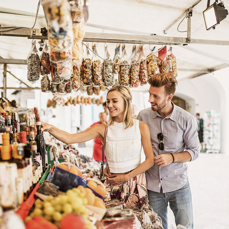 Frau und Mann beim wöchentlichen Markt in Meran