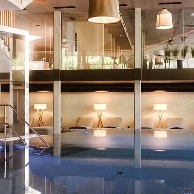 Indoor Pool mit Thermalwasser und sanfter moderner Beleuchtung