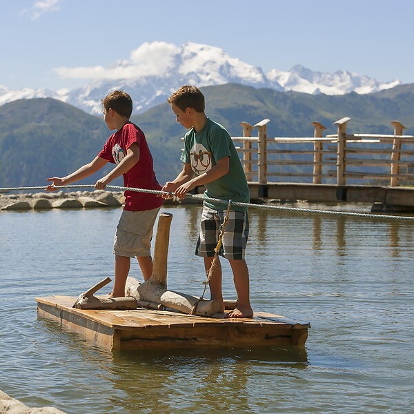 Spielesee mit Wasserspiele mit Bergblick für die ganze Familie