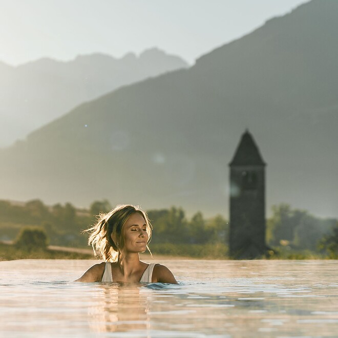 Frau im Infinity Sky Pool mit Aussicht