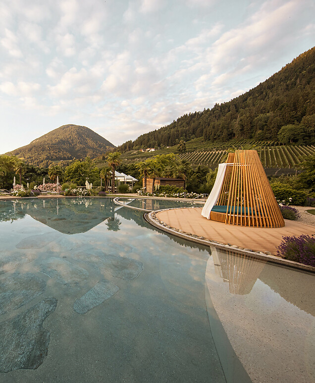 Naturpool umgeben von der Natur mit Bergen und Palmen