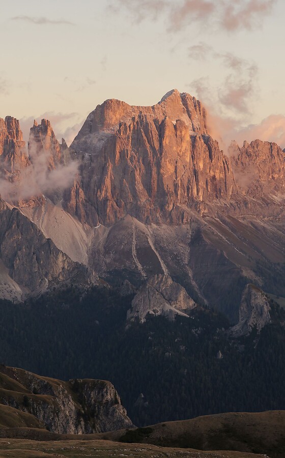 Dolomiti al tramonto con luce rossastra