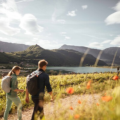 Frau und Mann wandern mit Blick auf den Kalterer See