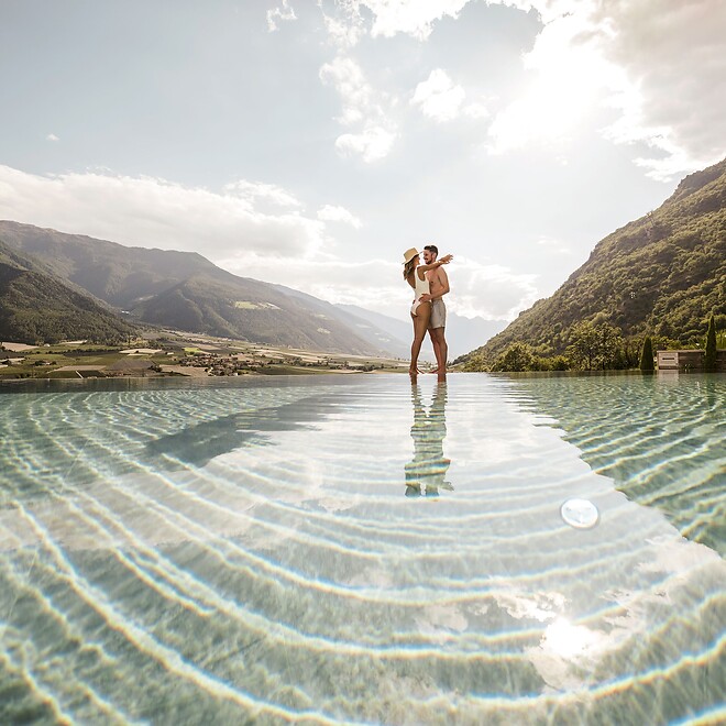 Frau und Mann umarmen sich beim Sky Infinity Pool mit Panoramablick