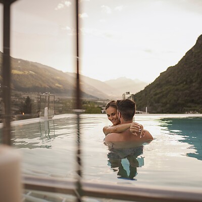 Frau und Mann im romantischen Sole Pool bei Abendsonne