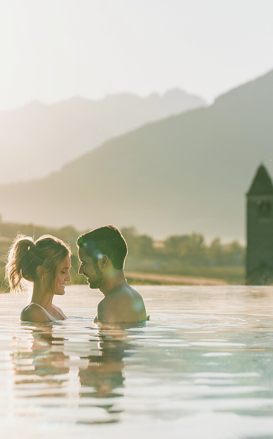 Man and woman in Sky Infinity Pool in romantic evening light