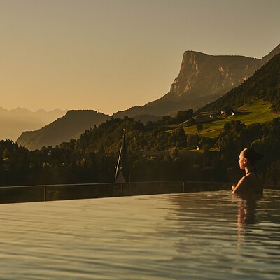Frau im Sky Pool mit Blick zum Gantkofel