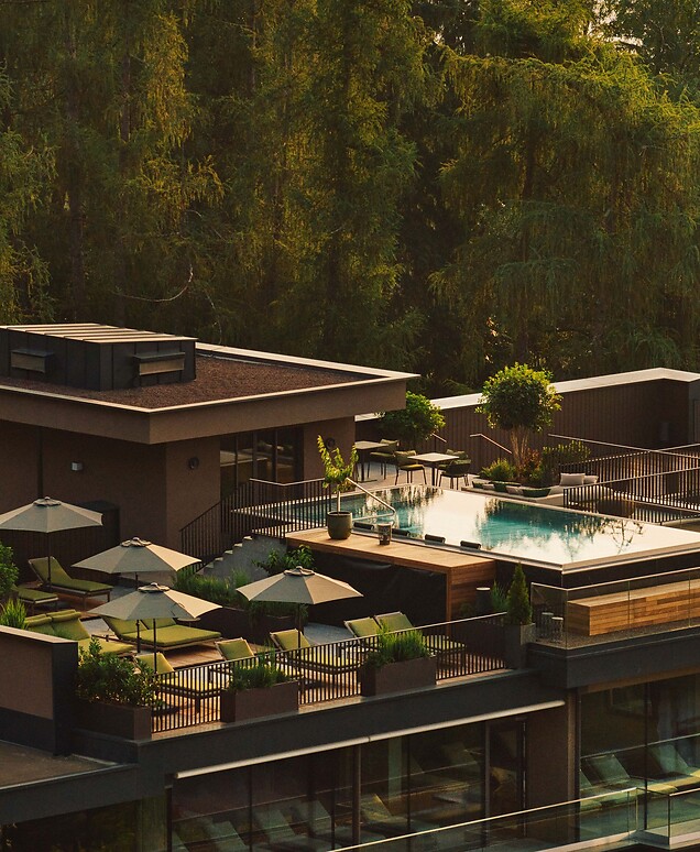 Außenblick des Sky Spas mit Ruheliegen und Sky Infinity Pool