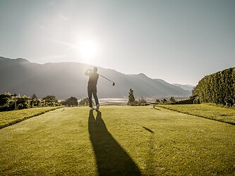 Mann beim Golfen im Golfclub Brandis in Lana